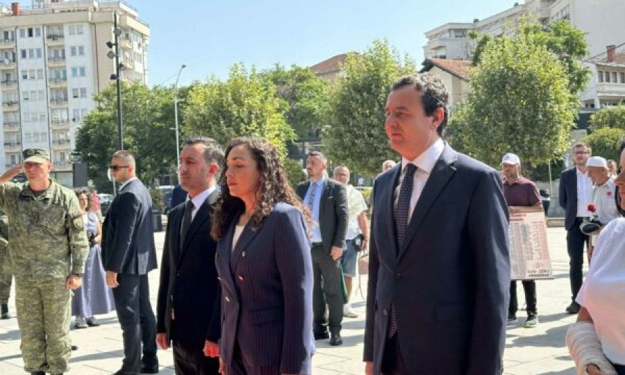 Osmani e Kurti bashkë me Dimal Bashën bënë homazhe te Monumenti i Personave të Zhdukur