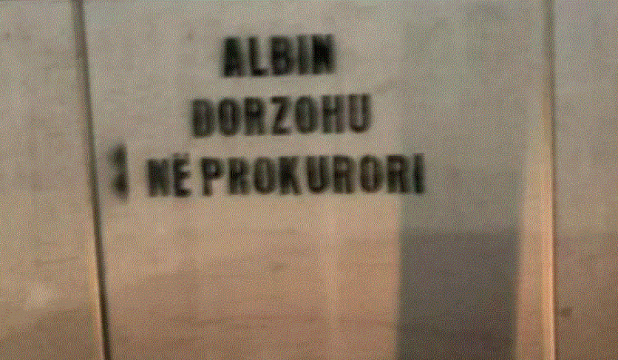 Shfaqen grafite me mbishkrimin: Albin dorëzohu në Prokurori