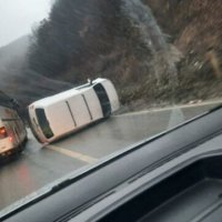 Aksident, vetura rrokulliset në mes të rrugës