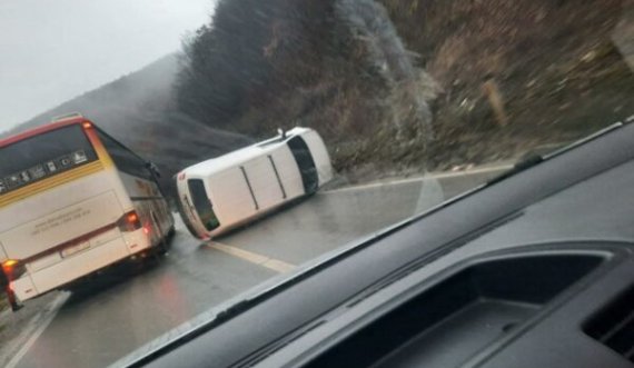 Aksident, vetura rrokulliset në mes të rrugës