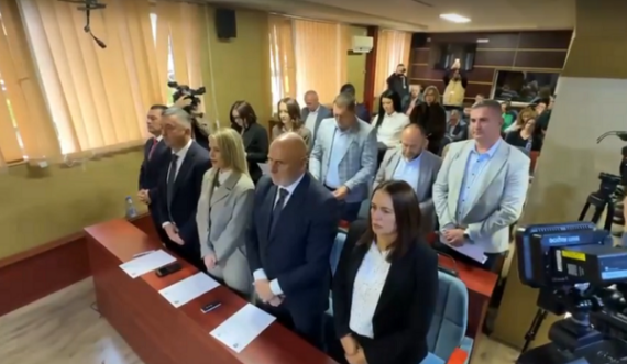 Betohet kryetari i Leposaviqit, Zoran Todiq