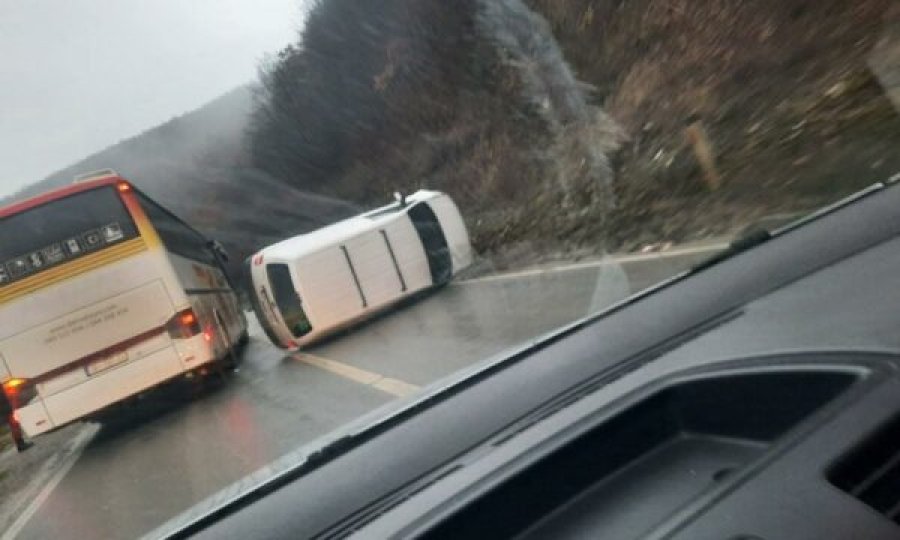Aksident, vetura rrokulliset në mes të rrugës