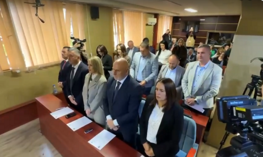 Betohet kryetari i Leposaviqit, Zoran Todiq