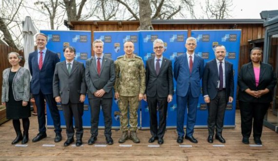 Komandanti i KFOR’it mbledh përfaqësuesit diplomatikë të QUINT, BE-së e Turqisë