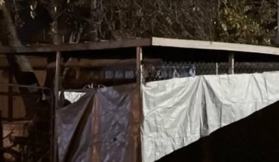 Një 22-vjeçare u gjet e mbyllur brenda një kolibe për qentë 
