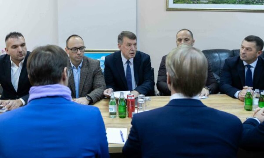 Orav takon katër kryetarët serbë të komunave veriore