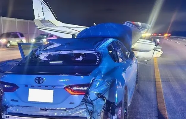 Avioni përplaset me një veturë në autostradë