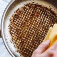 Largoni njollat e tiganëve duke përdorur këtë truk në kuzhinë