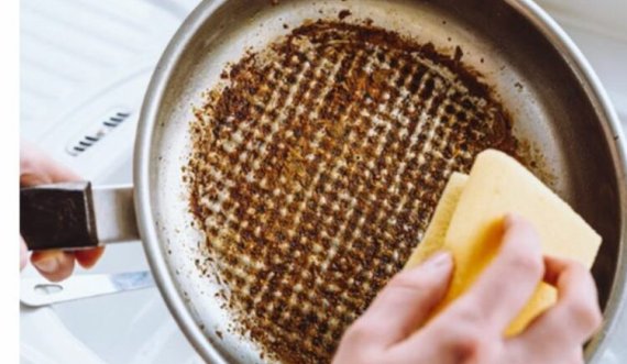 Largoni njollat e tiganëve duke përdorur këtë truk në kuzhinë