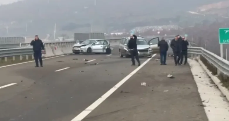 Një aksident trafiku ka ndodhur në autostradë