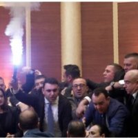 Opozita ndez flakadanë në Kuvendin e Shqipërisë