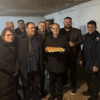 Hoti e Bajrami vizitojnë një fermë pulash, ua japin një pako me vezë