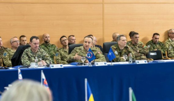 Komandanti i KFOR-it takohet me 33 përfaqësuesit e vendeve kontribuese