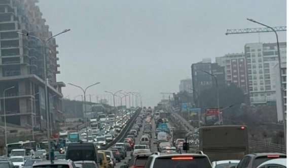 Prishtina po përballet me ngarkesë të madhe të trafikut