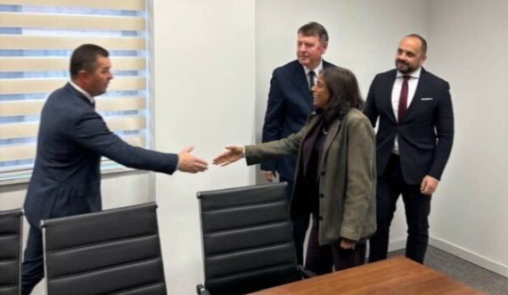 Prattipati takohet me kryetarët e rinj të komunave në Veri