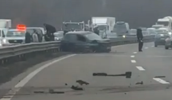 Një veturë është aksidentuar në një segment të autostradës