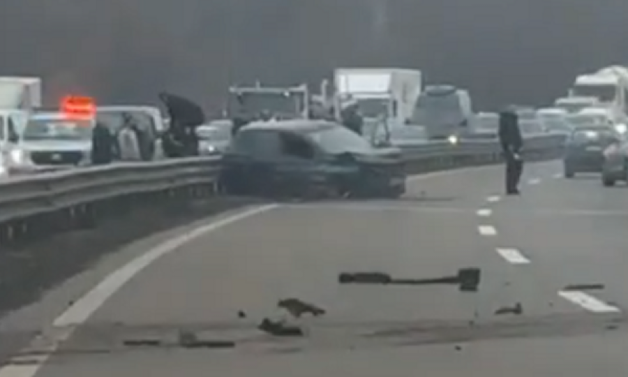 Një veturë është aksidentuar në një segment të autostradës