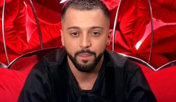 Gjestin e presin shumë kontrata për t'i nënshkruar, kjo është arsyeja