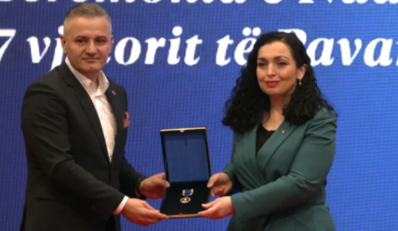 Vjosa Osmani ndan Dekorata Presidenciale për 17 vjetorin e Pavarësisë 