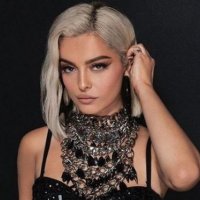 Bebe Rexha shfaqet me një këmishë