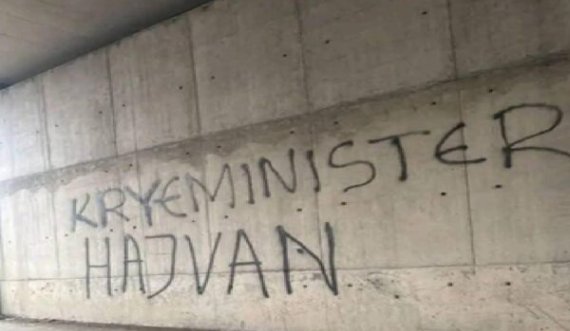 Një grafit i ri 'Kryeministër Hajvan' është shkruar në Prishtinë