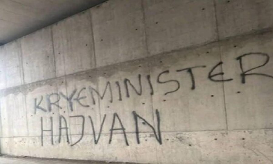 Një grafit i ri 'Kryeministër Hajvan' është shkruar në Prishtinë