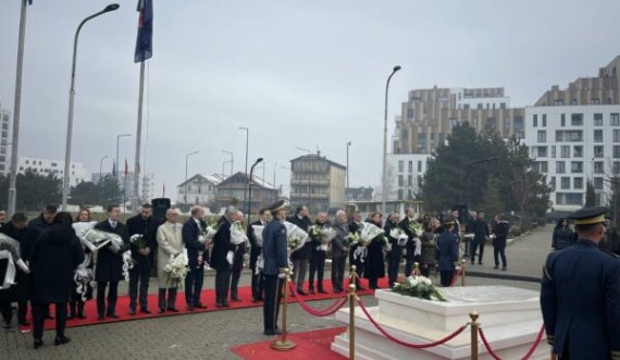 Osmani bashkë me ambasadorë, bëjnë homazhe te varri i Presidentit Ibrahim Rugova