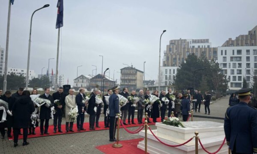 Osmani bashkë me ambasadorë, bëjnë homazhe te varri i Presidentit Ibrahim Rugova