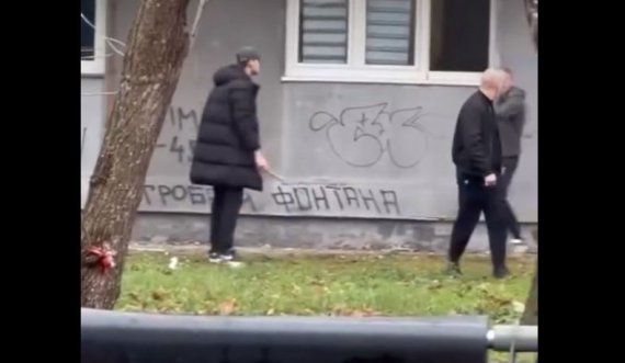Një person në Novi Sad sulmon nxënësit me shkop druri