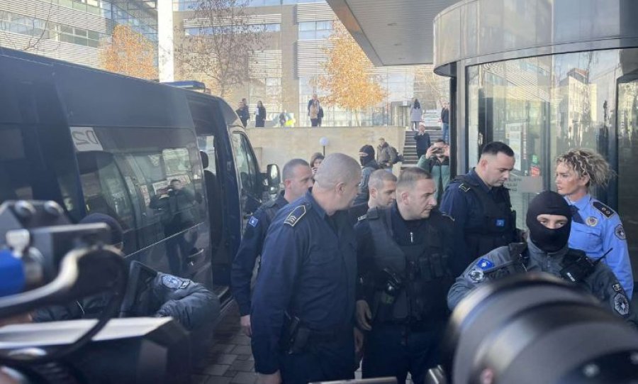 Të akuzuarit për vrasjen e Liridona Ademajt arrijnë në Gjykatë