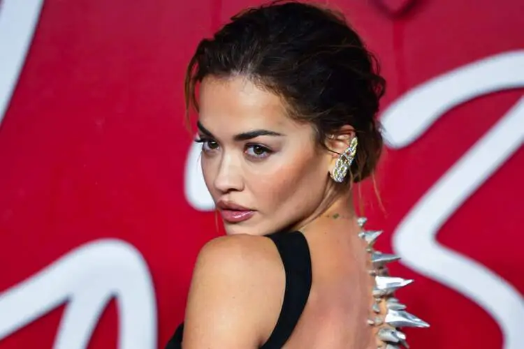 Rita Ora ndez gjithçka me 'Heat'
