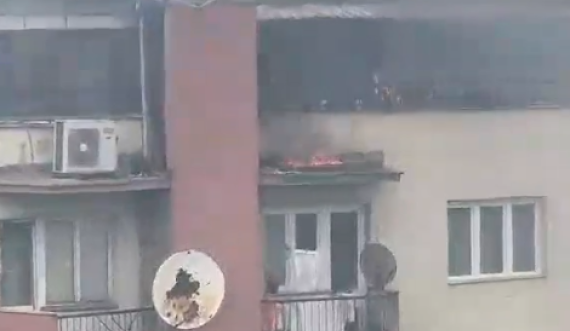 Një banesë është kapluar nga flakët në Prishtinë