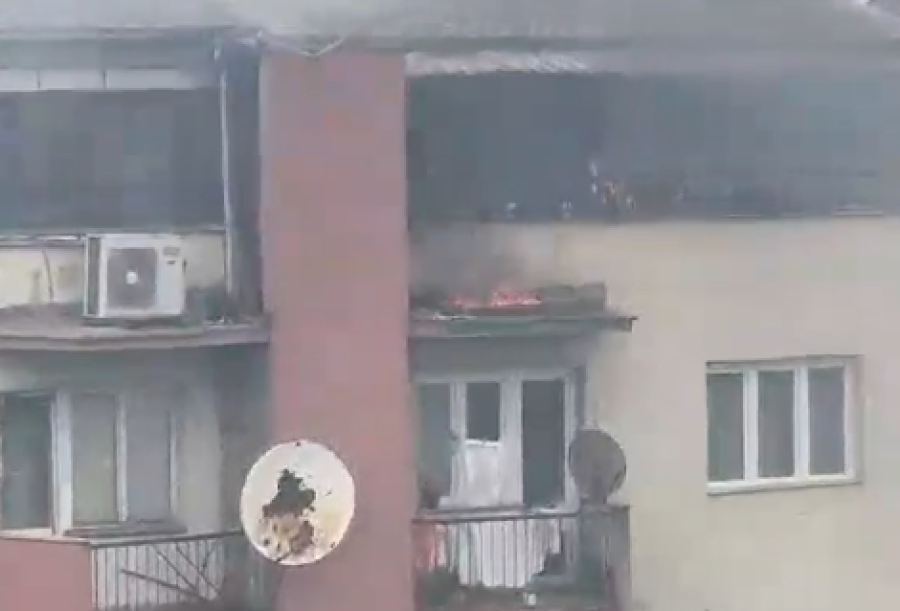 Një banesë është kapluar nga flakët në Prishtinë
