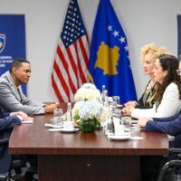 Vjosa Osmani takohet me Torres në Nju Jork, e falendëron për përkrahjen