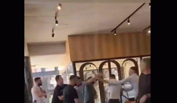 Një përleshje mes dy grupeve ka ndodhur sot në një lokal