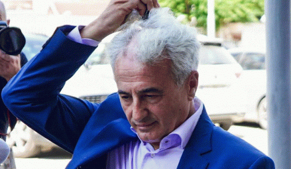 Arianit Koci ka rruar flokët para Kuvendit të Kosovës 