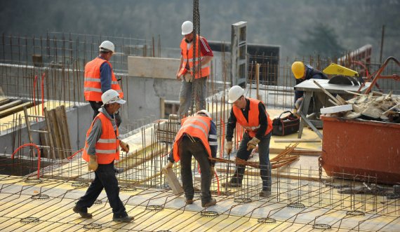 Dy punëtorë të ndërtimtarisë kanë vdekur tragjikisht në Gjakovë