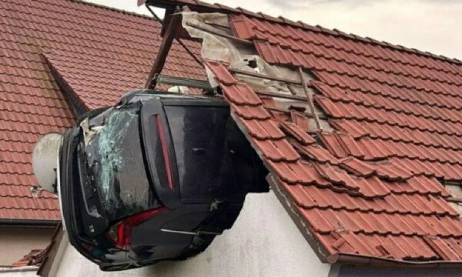 Aksident: Një veturë përfundon në çatinë e një hambari