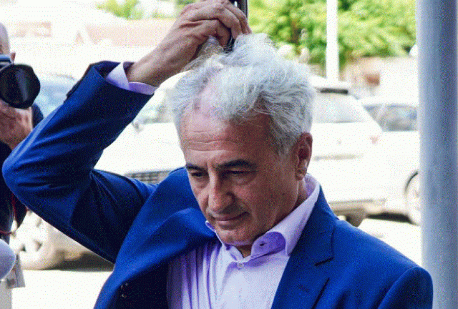 Arianit Koci ka rruar flokët para Kuvendit të Kosovës 