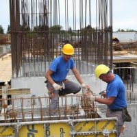 Vdes një person pasi bie nga lartësia në një shtëpi ku ishte duke punuar