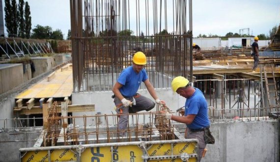 Vdes një person pasi bie nga lartësia në një shtëpi ku ishte duke punuar