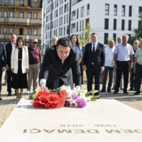 Kurti bën homazhe pranë varrit të veprimtarit Adem Demaçi
