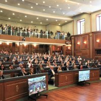 Opozita e pagoj shtrenjt bllokimin e Parlamentit!