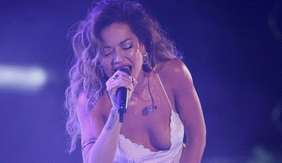 Rita Ora provokon me këtë paraqitje nga Franca