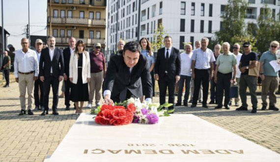 Kurti bën homazhe pranë varrit të veprimtarit Adem Demaçi