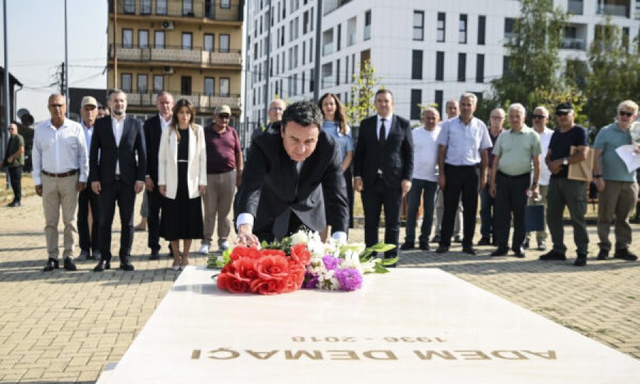 Kurti bën homazhe pranë varrit të veprimtarit Adem Demaçi