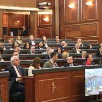 Paralajmëron analisti: Bllokimi i vazhdueshëm i Kuvendit përçon një mesazh të rrezikshëm