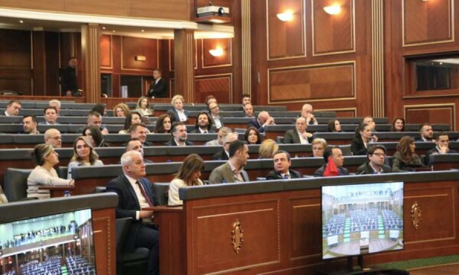 Paralajmëron analisti: Bllokimi i vazhdueshëm i Kuvendit përçon një mesazh të rrezikshëm