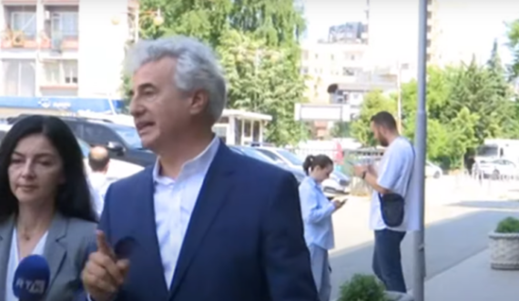 Arianit Koci ka shkuar te Kuvendi, për t’ua mbyllur derën deputetëve 