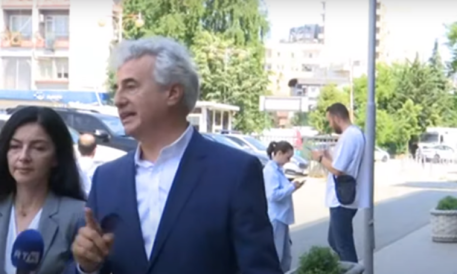 Arianit Koci ka shkuar te Kuvendi, për t’ua mbyllur derën deputetëve 